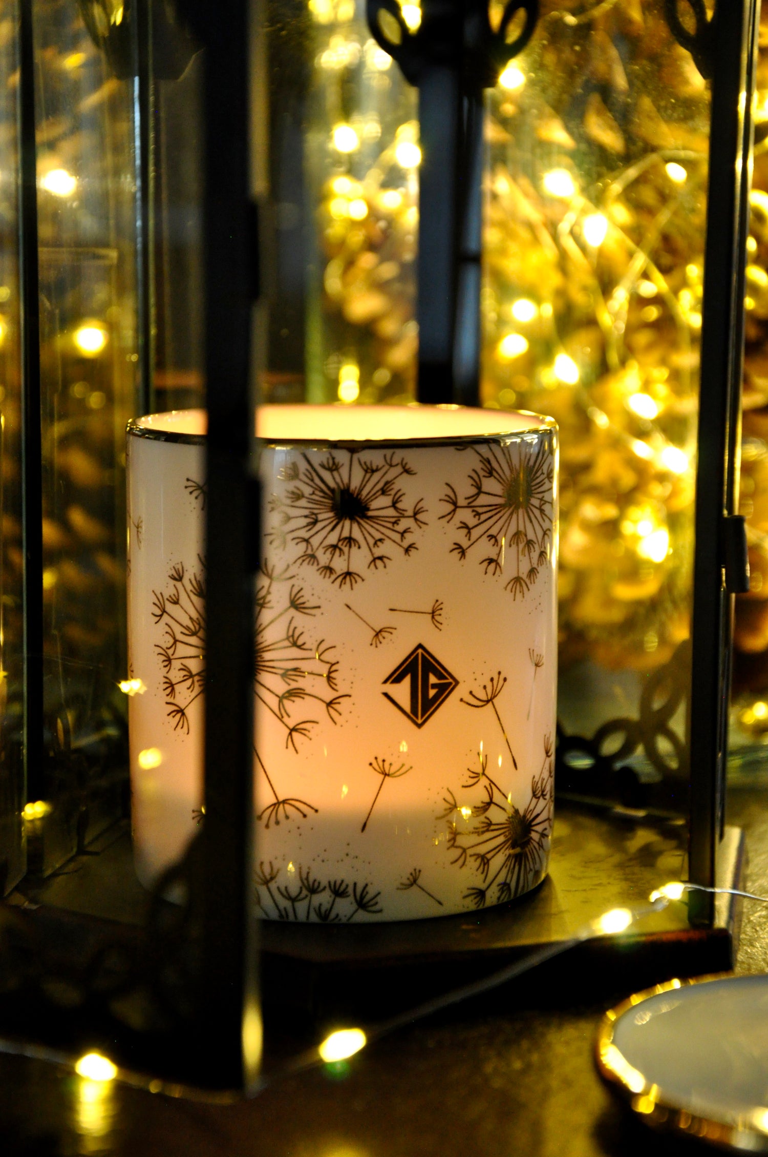 Explore our luxury ceramic candles in fine bone china, offering exquisite scents and elegant design. These scented candles make perfect gifts in the UK, combining high-quality craftsmanship with a touch of sophistication for any special occasion.